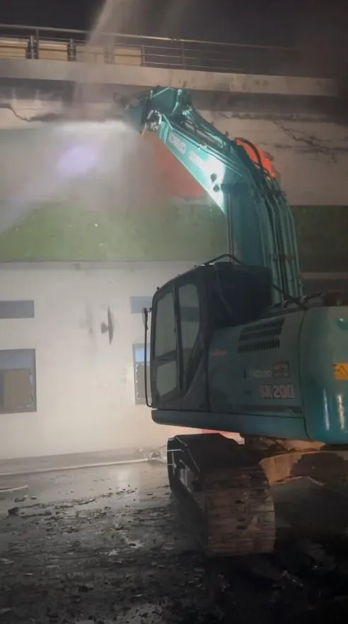 影/高雄大發工業區塑膠廠大火狂燒近12小時　消防持續灌救