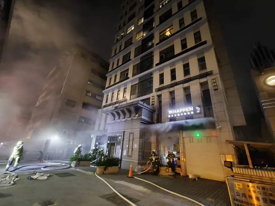 北市嚴重火災！露營用品店「整間燒起來」59人急逃