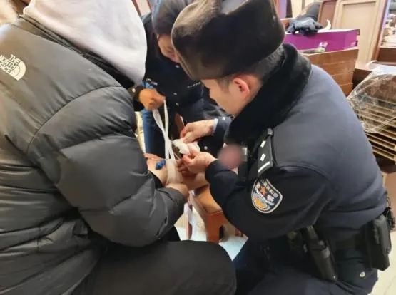 影/別鐵齒！-20度未穿棉褲遊大街　陸男腿部血管爆裂噴湧而出