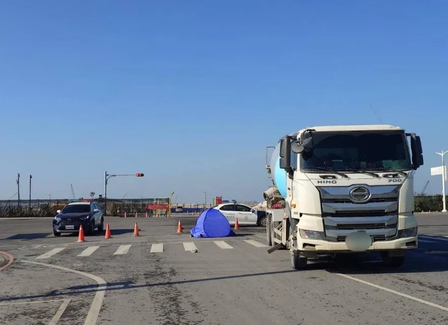 影/高雄楠梓大貨車左轉撞重機　34歲男騎士不治身亡