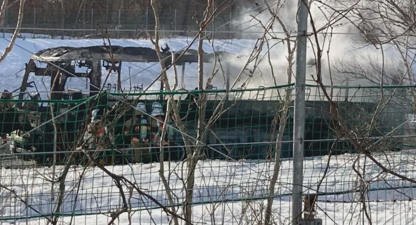 影/公路驚魂！北海道機場巴士突陷火海　41人緊急逃生