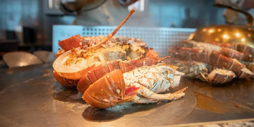 被吃到飽耽誤的文具店？她吃饗 A Joy被「一枝筆」驚豔