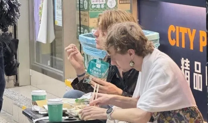 2外國客超商外「傘架當餐桌」！　1.1萬網民戰翻