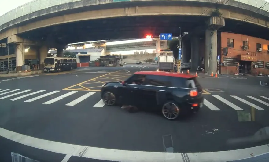 太夭壽！新北惡駕駛輾小狗「車底滾一圈」　心碎畫面曝