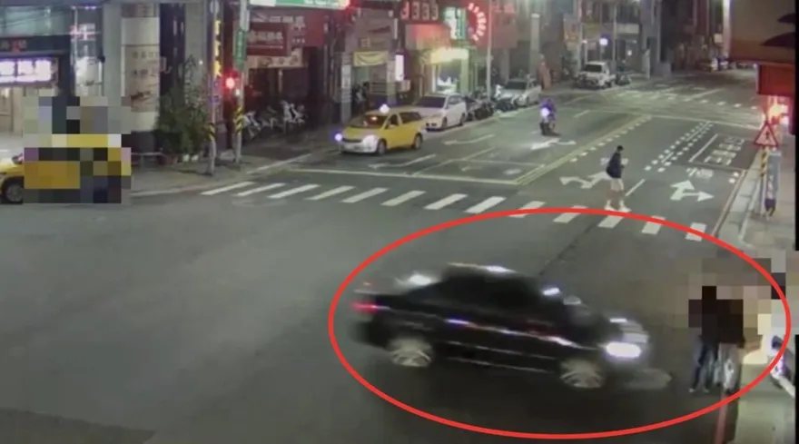 影/三重男毒駕高速搶黃燈　2行人遭撞飛斷腿