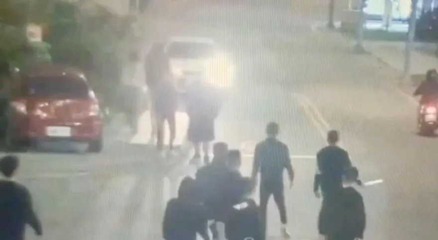 影/楊梅驚傳街頭談判砍人　19歲男身中4刀送醫