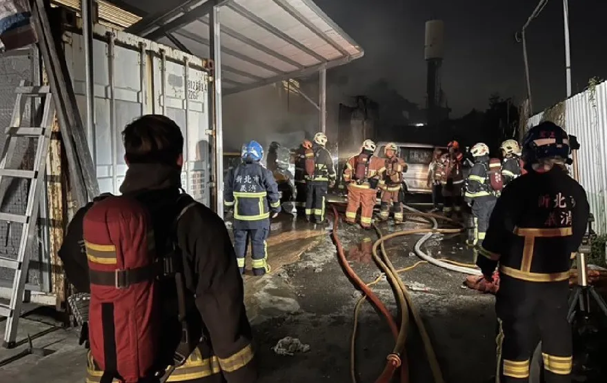 新北蘆洲鐵皮工廠倉庫火警　火煙狂竄飄刺鼻塑膠味