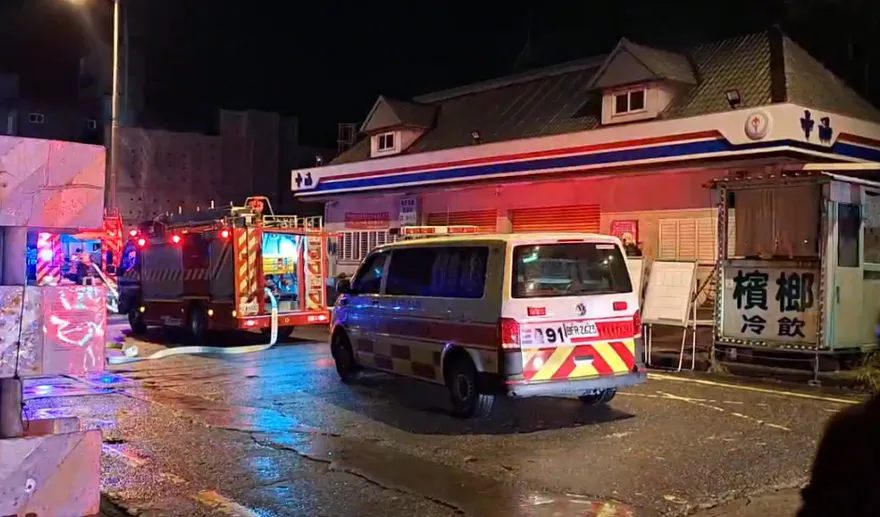 南方澳加油站旁倉庫冒煙起火　消防到場處理中無人受困