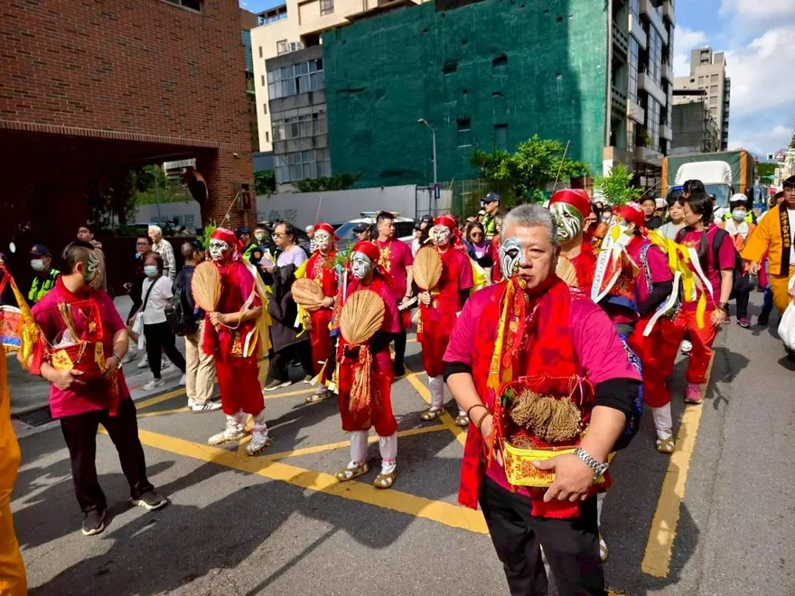 青山王神轎後神秘隊伍曝光　還願將腳默默跟隨九年