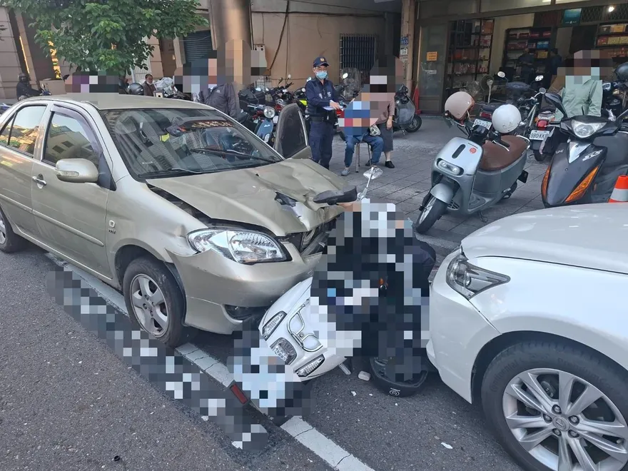 影/高雄77歲婦開車逆向暴衝　母載兒淪夾心搶救不治