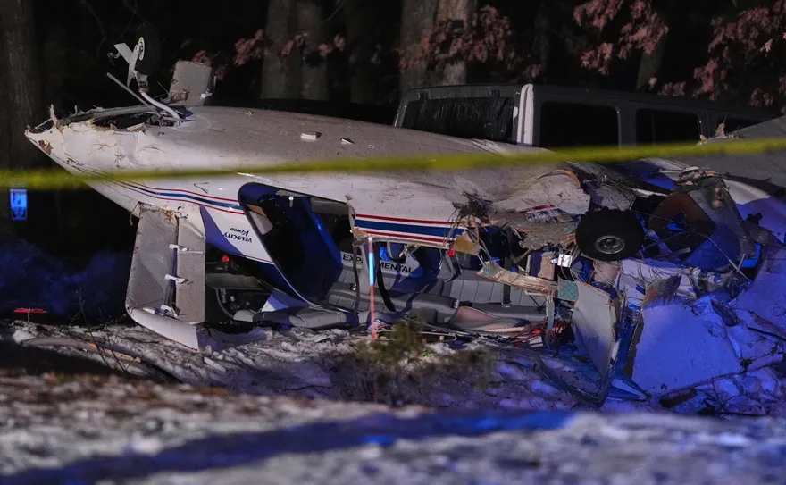 新罕布夏小飛機「撞壞民宅屋頂」墜毁住宅區　飛行員受傷送醫