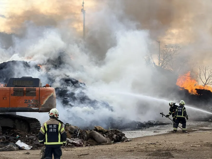 桃園八德「垃圾掩埋場狂燃」！最新災情曝光