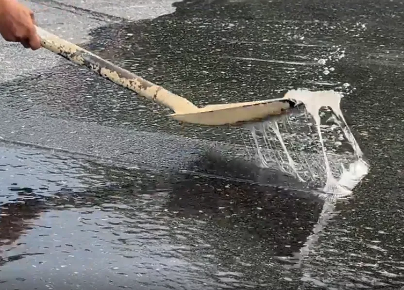 台11線麥芽糖「甜蜜陷阱」！　曳引車糖漿外洩釀機車連環摔