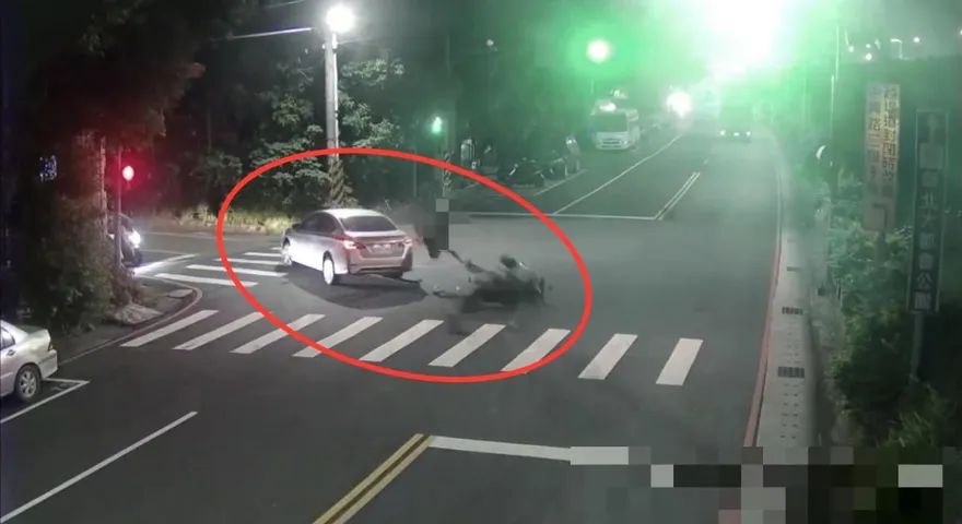 影/新北五股汽機車對撞車禍　騎士命危送醫搶救