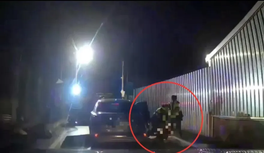 影/淡水警匪追逐！轎車掛假車牌　警攔檢查獲武士刀、毒品