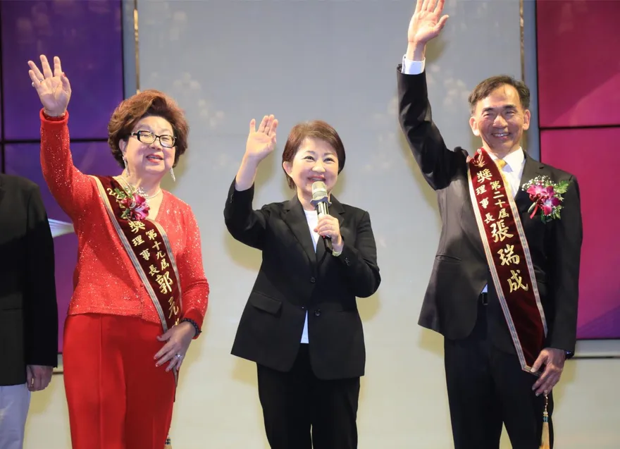 第19、20屆金手獎理事長交接　盧秀燕市長肯定企業家顧產業拚經濟
