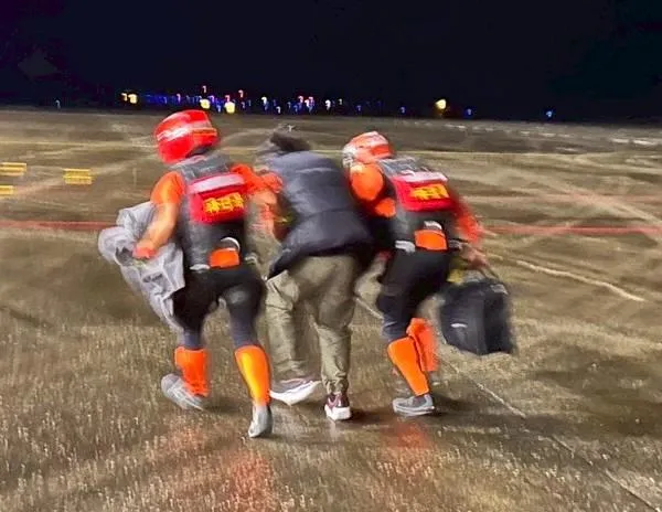 影/馬爾他籍油輪菲籍船員疑中風　海巡黑鷹夜間吊掛救援