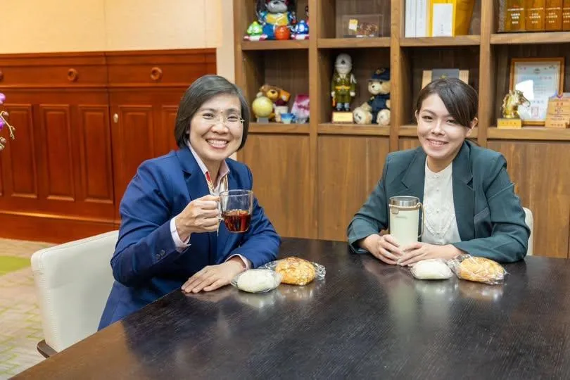 大新竹藍白合？徐欣瑩拜會高虹安送神秘禮物引聯想