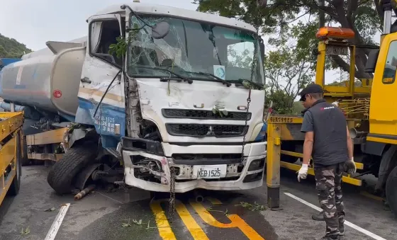 洩油完取下輪檔失控！　油罐車撞分隔島前輪變形全毀