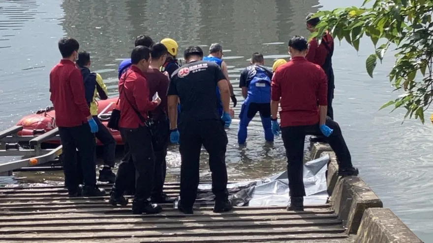 中正橋下有人載浮載沉！　警消撈起1女性浮屍