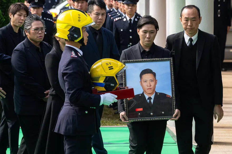 港大火殉職消防員出殯　宏福苑災民獻花致意、民眾夾道送別英雄