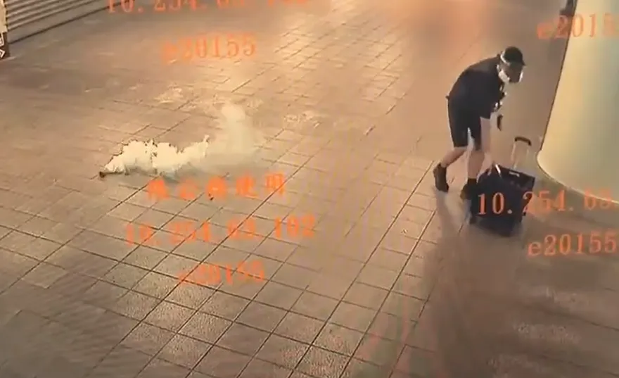 影/北車無差別攻擊！　嫌犯頭戴防毒面罩作案瞬間曝光