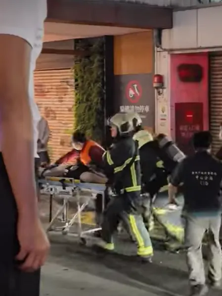 「北捷丟煙霧彈+中山誠品砍人」！疑嫌犯墜樓送醫畫面曝光