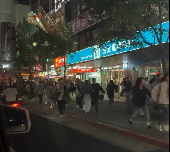 影/直擊奪命瞬間！北捷中山站「民眾逃難」躲長刀畫面曝