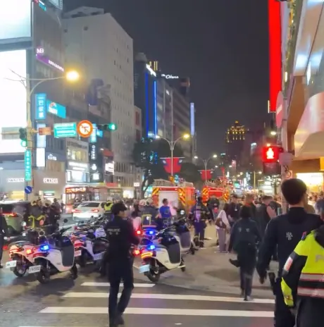 影/27歲男持刀殺進百貨公司！學生聚餐一半荷槍警急撤民眾