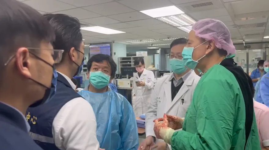 北車隨機砍人案57歲正義哥致命傷！台大醫院：從右側肺葉貫穿至左側心房