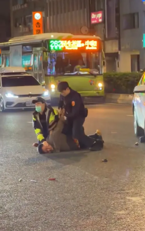 善導寺也爆隨機攻擊！酒醉男遭警方壓制逮捕送辦