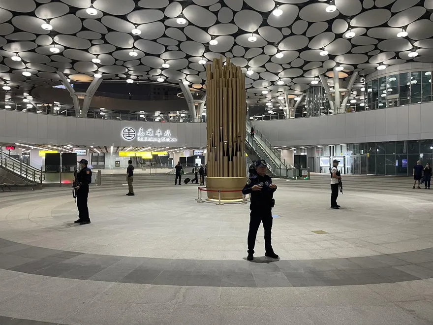 影/網友喊「北捷張文我兄弟」揚言接力！高雄車站警力全面戒備