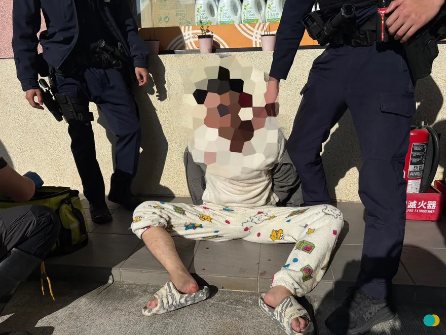 引發恐慌！睡褲男持雙刀闖三峽加油站　潑不明液體遭壓制