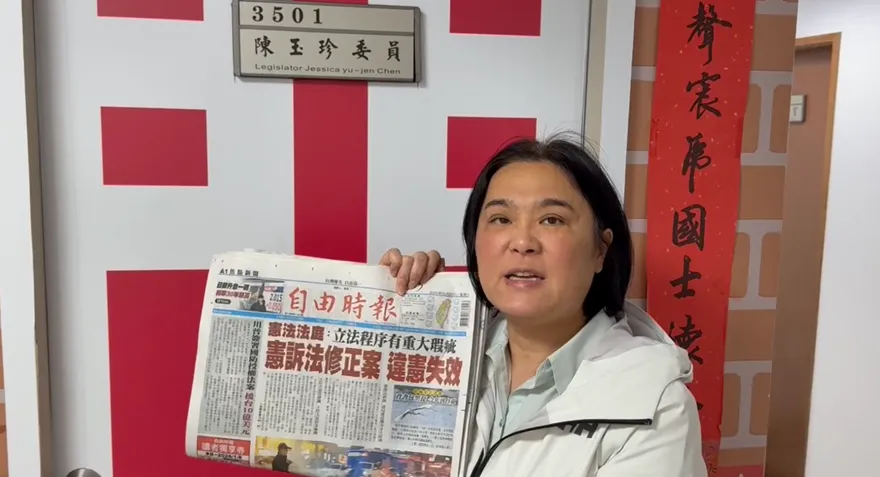 遭指赴廈門「擋國防預算」！陳玉珍秀報紙怒打臉：胡說八道製造假新聞