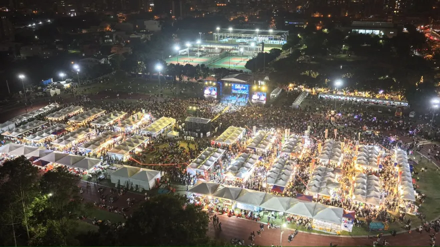 2025苗栗耶誕城熱力延燒！親子歡樂到夜間演唱會　彭佳慧壓軸登台嗨翻竹南運動公園