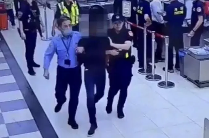 影/高雄小港機場驚見緊急狀況！反恐巡邏航警逮攜毒外籍男
