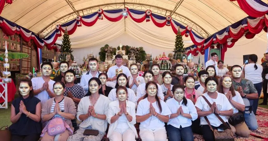信徒「往臉上貼金」求財爆紅！泰國寺廟：今年已5人中頭