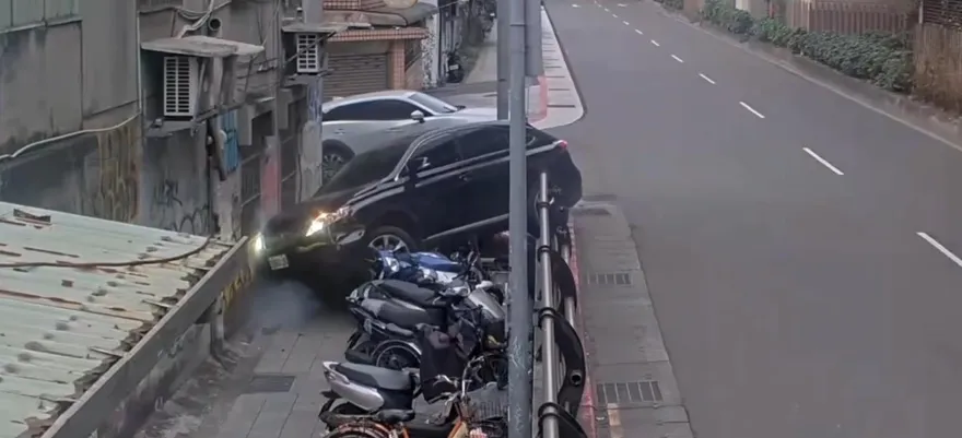 影/北市休旅車轉彎分心墜人行道　5機車1腳踏車被慘撞