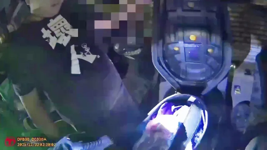 影/「壞人」被抓了！士林夜市狂男持長刀亂竄、逮捕直擊