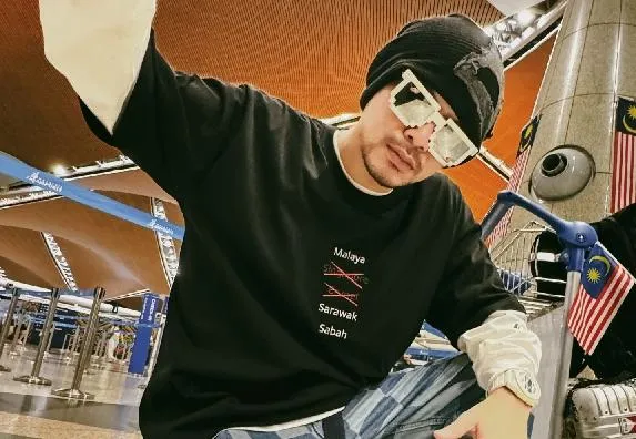 黃明志捲命案涉吸毒「獲判無罪釋放」　沉默不語步出法院