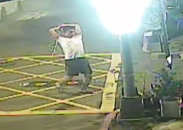 影/高雄街頭出事！醉男持棍砸多車「狂噴滅火器」