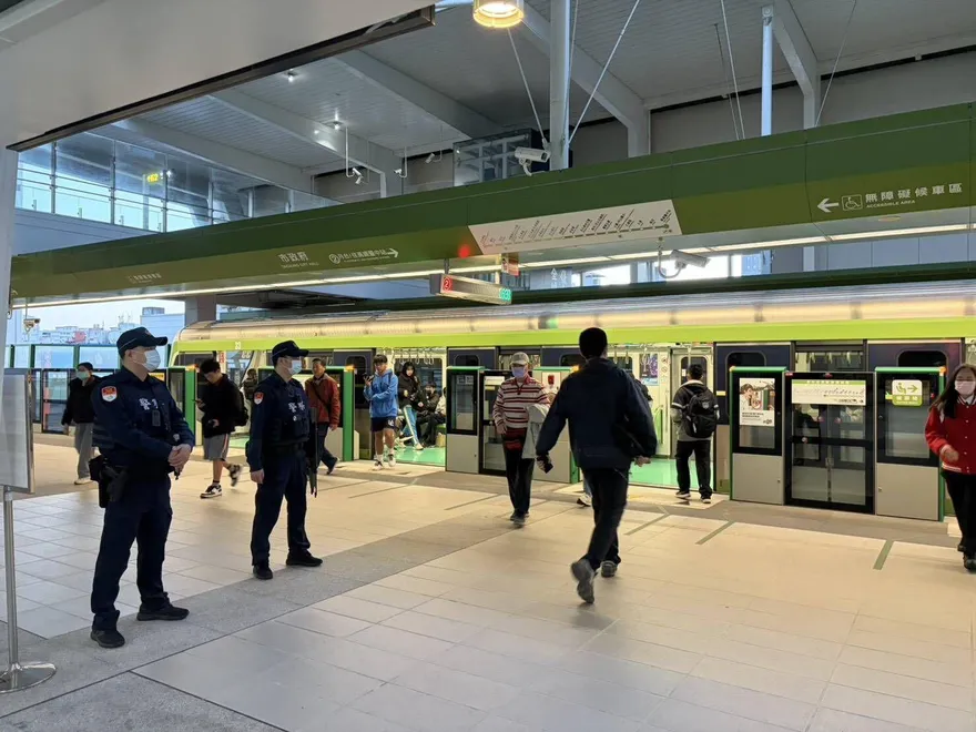 影/台中捷運電力異常！全線雙向列車延誤　乘客竟試圖開車門