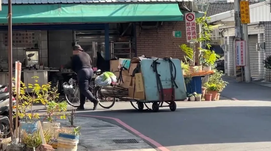 模仿效應？台南驚見「忍者背武士刀」　鄰居曝在地名人