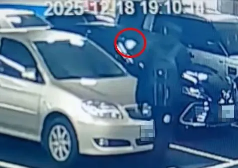 影/仨人停車場亂丟垃圾　全網怒轟：社會毒瘤推去火化