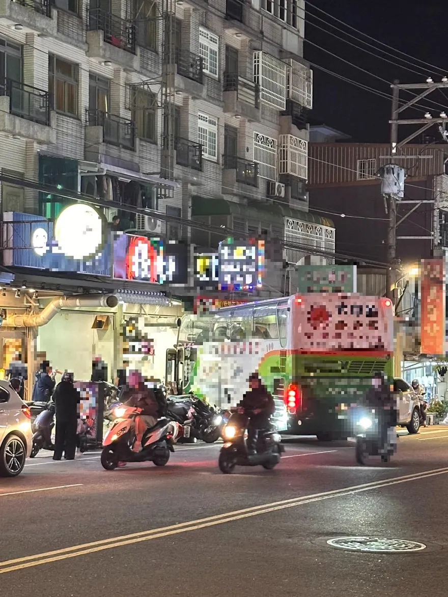 悚！桃園楊梅「遊覽車撞進騎樓」驚悚直擊