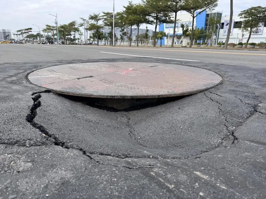 高雄驚悚大坑！騎士重摔急送醫　友怒批工程「有重大缺陷」