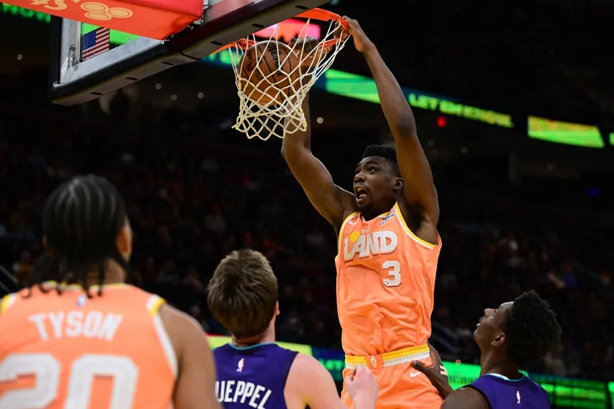 NBA/進球後做「Too small」手勢　騎士湯姆斯下秒跌倒糗到翻