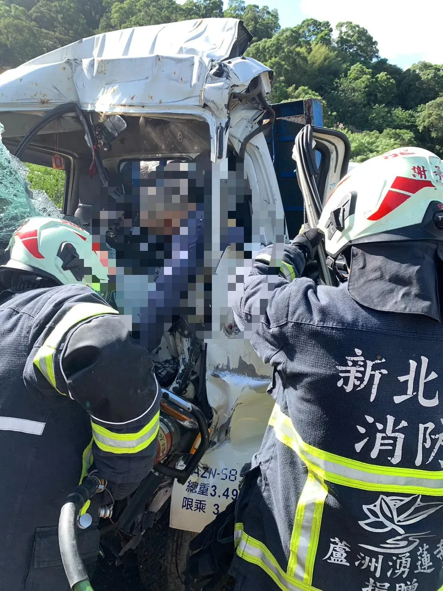 影/台64線重大車禍！「車頭全毀」駕駛重創命危