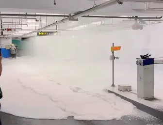 倒車誤撞消防系統！停車場「泡沫狂噴」...秒變滑雪場