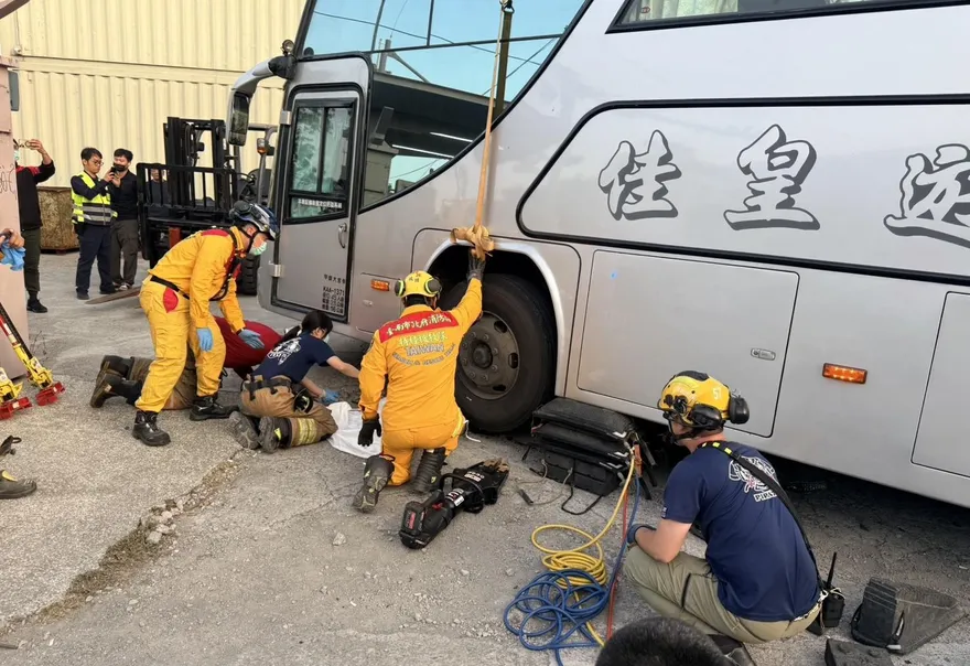 影/台南奇美醫院接駁車撞機車　騎士當場慘死